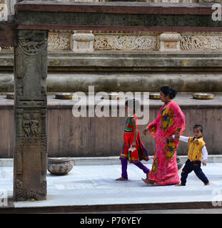 Bodhgaya,, India - Lug 9, 2015. Preghiere al complesso del tempio di Mahabodhi. Il Mahabodhi Vihar è un sito Patrimonio Mondiale dell'UNESCO. Foto Stock