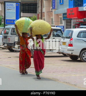 Bodhgaya,, India - 9 luglio 2015. Donne locali in abiti colorati sulla strada di Bodhgaya,, India. Bodhgaya, è il più venerato di tutti i buddisti siti sacri. Foto Stock