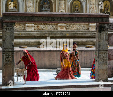 Bodhgaya,, India - Lug 9, 2015. Preghiere al complesso del tempio di Mahabodhi. Il Mahabodhi Vihar è un sito Patrimonio Mondiale dell'UNESCO. Foto Stock