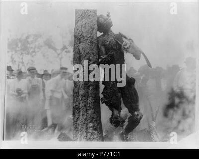 Inglese: una fotografia del linciaggio di Jesse Washington in corso. Preso da Fred Gildersleeve il 15 maggio 1916. 1916 1 Jesse Washington appeso Foto Stock