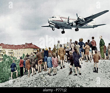 I berlinesi terrà un apr. 27 votazione sul futuro dell'aeroporto di Tempelhof, utilizzati per il ponte aereo di Berlino del 1948-49, che hanno sfidato il blocco sovietico dalla consegna delle forniture alla città in settori occidentali. Uno dei tre principali aeroporti, Tempelhof ora gestisce solo una spolverata di voli di linea, piani come procedere per spostare il traffico di un aeroporto costruito alla periferia della città. Ma un gruppo di appassionati di storia e gli altri raccolto 200.000 firme per forzare un referendum. "Tempelhof aggiunge valore economico per la città," afferma il portavoce Thomas Böhme, citando la sua posizione centrale. Il voto di risultati non sono giur Foto Stock