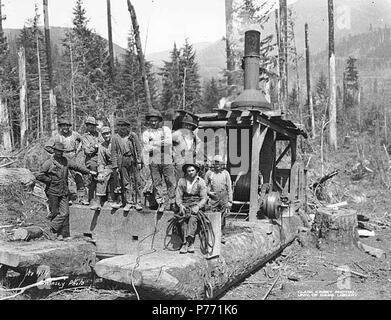 . Inglese: Registrazione equipaggio con vapore motore di asino, Cascata Timber Company, ca. 1927 . Inglese: didascalia sull'immagine: C. Kinsey foto, Seattle. No. 414 PH Coll 516.311 La Cascata Timber Company è stata con sede in affidamento, Washington. Il ricorso era una comunità di registrazione sul lato nord del fiume Nisqually tre miglia e mezzo a ovest del fiume Elba nella parte meridionale della contea di Pierce. Esso è stato sommerso dalla diga di ontani e una comunità chiamata nuova dipendenza è stato costruito un miglio e mezzo a nord di ontano. La Reliance legname Azienda costruita l'originale dipendenza. Un vicino colle è chiamato Reliance Hill. Soggetti (LCTGM): Timbe a cascata Foto Stock