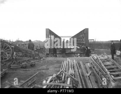 Italiano: MICH. 2385 - Ferrovia Rolo-Mirandola - la costruzione di un ponte . circa 1930 1 MICH. 2385 - Ferrovia Rolo-Mirandola - la costruzione di un ponte Foto Stock