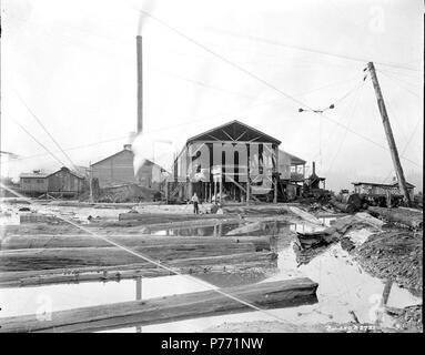 . Linco Log e legname Azienda Mill. Inglese: La Linco Log e legname Azienda Mill vicino Lindeman(), a Washington il 2 marzo 1920. Un logger sorge su un log nel file di log stagno vicino mulino. 2 Marzo 1920 1 1920 Linco Log e legname Azienda Mill Foto Stock