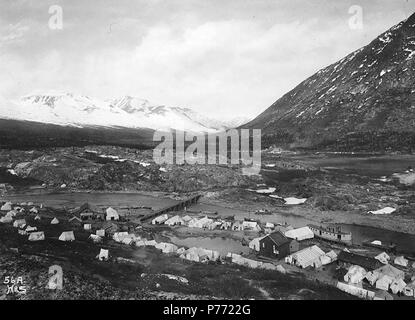 . Inglese: Bennett sul Lago di Bennett, British Columbia, ca. 1898. Inglese: immagine originale in Hegg Album 21, pagina 6 . Fotografia originale da Eric A. Hegg 190A; copiati da Webster e Stevens 56.A . Klondike Gold Rush. Soggetti (LCTGM): città & città--British Columbia; Tende--British Columbia--Bennett soggetti (LCSH): Bennett (a.C.); Bennett, Lago (a.C.) . circa 1898 1 Bennett sul Lago di Bennett, British Columbia, ca 1898 (HEGG 129) Foto Stock