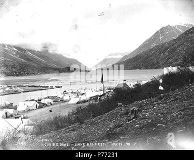 . Inglese: Bennett Lago mostra tenda insediamento di Bennett a sinistra, British Columbia, 29 maggio 1898. Inglese: Guardando a Nord . Didascalia sulla immagine: "Guardando giù Lake Bennett. 29 Maggio '98.'' fotografia originale da Eric A. Hegg 2138; copiato da Larss e Duclos Klondike Gold Rush. Soggetti (LCTGM): Laghi--British Columbia; Tende--British Columbia--Bennett soggetti (LCSH): Bennett (B.C); Bennett, Lago (a.C.) . 1898 1 Bennett Lago mostra tenda insediamento di Bennett a sinistra, British Columbia, 29 maggio 1898 (HEGG 536) Foto Stock