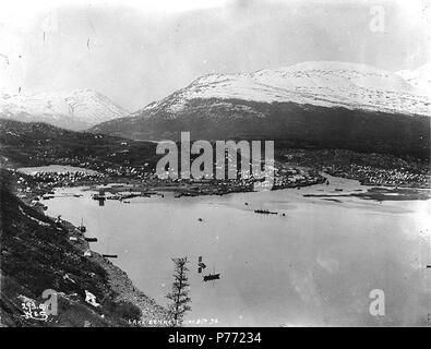 . Inglese: Bennett sul Lago di Bennett, British Columbia, 30 maggio 1898. Inglese: didascalia sull'immagine: 'Lake Bennett 30 Maggio 98' immagine originale in Hegg Album 21, pagina 29 . Fotografia originale da Eric A. Hegg 549; copiati da Webster e Stevens 293.A . Klondike Gold Rush. Soggetti (LCTGM): città & città--British Columbia; Laghi--British Columbia; montagne--British Columbia soggetti (LCSH): Bennett (a.C.); Bennett, Lago (B.C) . 1898 2 Bennett sul Lago di Bennett, British Columbia, 30 maggio 1898 (HEGG 415) Foto Stock