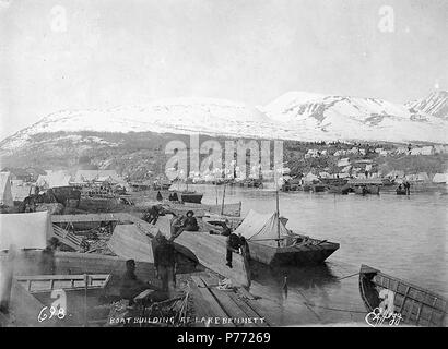 . Inglese: Boat building a Bennett , Lago di Bennett, British Columbia, ca. 1898. Inglese: didascalia sull'immagine: 'Boat building a Lake Bennett' Klondike Gold Rush. Soggetti (LCTGM): Laghi--British Columbia; città e comuni--British Columbia; imbarcazioni industria--British Columbia--Bennett; Tende--British Columbia--Bennett; montagne--British Columbia; barche--British Columbia--Bennett soggetti (LCSH): Bennett, Lago (a.C.); Bennett (B.C.) . circa 1898 2 Boat building a Bennett , Lago di Bennett, British Columbia, ca 1898 (HEGG 126) Foto Stock