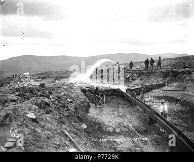 . Inglese: banco di California rivendicazione sul ghiacciaio Creek, Alaska, ca. 1901. Inglese: Probabilmente Glacier Creek sulla penisola di Seward. Mostra gli uomini mining con hydraulicing operazione . Didascalia sulla immagine: "California sul banco di ghiaccio" Immagine originale in Hegg Album 28, pagina 32 . Fotografia originale da Eric A. Hegg 1816; copiati da Webster e Stevens 311.A Nome Gold Rush. Soggetti (LCTGM): Idraulico mining--Alaska--Seward Peninsula; miniere d'oro--Alaska--Seward Peninsula; Flumes--Alaska--Seward Peninsula soggetti (LCSH): Seward Peninsula (Alaska); Alaska--oro scoperte . circa 1901 2 banco di California rivendicazione Foto Stock