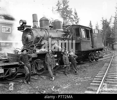. Inglese: equipaggio con Climax locomotiva di camp, Coats-Fordney legname Azienda, vicino a Aberdeen, ca. 1920 . Inglese: PH Coll 516.607 Il legname Coats-Fordney Company ha cominciato fuori come l'A.F. Cappotti legname Azienda nel 1905, con sede a Aberdeen. Divenne Coats-Fordney legname Azienda nel 1910, e dal 1924, fu chiamato Donovan-Corkery legname Azienda. Aberdeen è una città in Grays Harbor (in precedenza chiamato Chehalis) contea. La città è stata cromato da Samuele Benn nel 1884 sulla sua fattoria. Benn è nato a New York City e in 1856 ha venuto a San Francisco. Tre anni più tardi si trasferisce a Washington Foto Stock