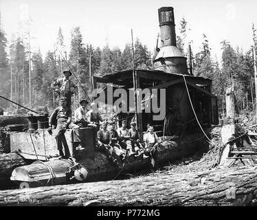 . Inglese: equipaggio con motore di asino, camp 6, Puget Sound Mill e Timber Company, vicino a Twin, ca. 1922 . Inglese: didascalia sull'immagine: Camp 6, Puget Sound Mill & Co. di legname, Twin River, nello Stato di Washington C. Kinsey foto, Seattle. No. 25 PH Coll 516.2999 Puget Sound Mill & Timber Company tagliare il suo primo legname a Port Angeles nel 1914. Le operazioni di registrazione sono stati posizionati in corrispondenza Twin. Il mulino è stato al di fuori dell'impresa dal 1927. Twin è un piccolo insediamento sullo stretto di Juan de Fuca 20 miglia ad ovest di Port Angeles presso la foce del fiume Twin nel centro nord della contea di Clallam denominata per la sua posizione presso le bocche di West Twin ed Est Foto Stock