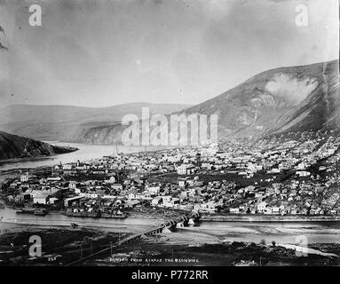 . Inglese: Dawson da attraverso il Fiume Klondike, Yukon Territory, ca. 1905 . Inglese: mostra il ponte sopra il fiume Klondike . Didascalia sulla immagine: 'Dawson da tutto il Klondike" Immagine originale in Hegg Album 26, pagina 10. Klondike Gold Rush. Soggetti (LCTGM): Fiumi--Yukon --Dawson; città e comuni--Yukon soggetti (LCSH): Dawson (Yukon); Klondike River (Yukon) . circa 1899 3 Dawson da attraverso il Fiume Klondike, Yukon Territory, ca 1905 HEGG (503) Foto Stock