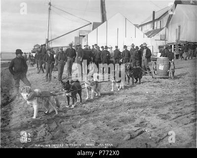 . Inglese: Dog team carrello di traino con botte di acqua sulla spiaggia di nome, Alaska, ca. 1900. Inglese: didascalia sulla immagine: "a trasportare acqua potabile con cani Nome Alaska" Immagine originale in Hegg Album 11, pagina 5 . Fotografia originale da Eric A. Hegg 1218; copiati da Webster e Stevens 193.A soggetti (LCTGM): squadre di cani -- Alaska--Nome; acqua; spiagge -- Alaska--Nome; carrelli e carri--Alaska--Nome . circa 1900 3 cane team carrello di traino con botte di acqua sulla spiaggia di nome, Alaska, ca 1900 (HEGG 449) Foto Stock