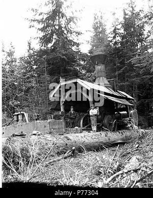 . Inglese: Asino motore ed equipaggio, camp 4, Coats-Fordney legname Azienda, vicino a Aberdeen, ca. 1920 . Inglese: didascalia sull'immagine: Coats-Fordney, Camp #4. C. Kinsey foto, Seattle. No. 10 PH Coll 516.625 Il legname Coats-Fordney Company ha cominciato fuori come l'A.F. Cappotti legname Azienda nel 1905, con sede a Aberdeen. Divenne Coats-Fordney legname Azienda nel 1910, e dal 1924, fu chiamato Donovan-Corkery legname Azienda. Aberdeen è una città in Grays Harbor (in precedenza chiamato Chehalis) contea. La città è stata cromato da Samuele Benn nel 1884 sulla sua fattoria. Benn è nato a New York City e in 18 Foto Stock