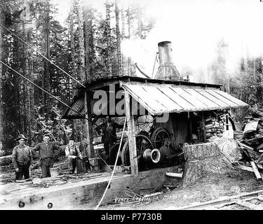 . Inglese: Asino motore ed equipaggio, Vance legname Azienda, vicino Malone, ca. 1916 . Inglese: didascalia sull'immagine: Vance Logging Co., Malone, nello Stato di Washington No. 10 PH Coll 516.4504 il mulino di legname in Malone è stato stabilito prima del 1908 da Joe Vance legname Azienda. È stato venduto a Bordeaux legname Azienda ca. 1922. Malone è una comunità su Moxie Creek quindici miglia a est di Montesano nel sud-est del porto di Gray County. Esso è stato una volta occupato Segheria e mulino di scandole città, ma ora non ha alcun importante industria. Il nome è per Hector J. Malone, che ha stabilito il primo mulino di scandole in 1897. Malone era una città dove t Foto Stock