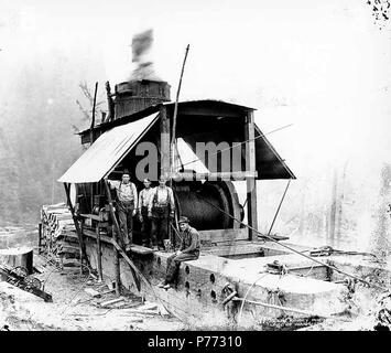 . Inglese: Asino motore ed equipaggio, con gas powered vide utilizzato per il taglio di legno per combustibile, Wynooche Timber Company, vicino Montesano, ca. 1921 . Inglese: didascalia sull'immagine: Wynooche Tmbr. Co. No. 418 PH Coll 516.5195 Il Wynooche Timber Company ha iniziato le operazioni di ca. 1913 con sede a Hoquiam e operazioni di registrazione in Montesano. È stato chiamato con il nome di Valle Wynooche nella zona nord-est di Grays Harbor County. Wynooche Timber Company è stato comprato dalla Schafer Fratelli Logging Company ca. 1927. Montesano, la sede della contea di Grays Harbor County, è otto miglia a est di Aberdeen sul fiume Chehalis vicino al mou Foto Stock