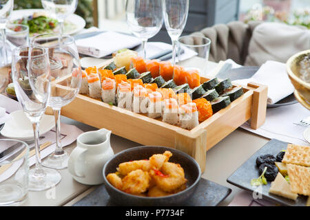Sashimi assortita di sei tipi di pesce su una tavola di legno Foto Stock