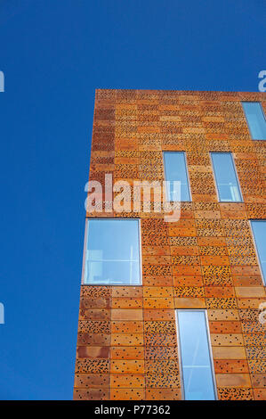 Edificio moderno in lamiera forata di pannelli Foto Stock