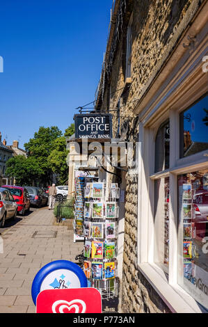 Ufficio postale e la banca di risparmio in piccoli Oxfordshire città di Woodstock . Woodstock è una storica cittadina appena a nord di Oxford. Esso è cresciuto come un coach Foto Stock