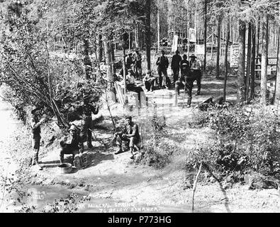 . Inglese: Klondikers riuniti presso il Parco Bonanza sorgenti minerali, probabilmente su Bonanza Creek, Yukon Territory, ca. 1898. Inglese: didascalia sulla immagine: "Bonanza Park sorgente minerale W.O. Smith, Prop. 76 al di sotto di Bonanza" Immagine originale in Hegg Album 26, pagina 2 . Fotografia originale da Eric A. Hegg B322; copiati da Webster e Stevens 418.A . Klondike Gold Rush. Soggetti (LCTGM): molle--Yukon--Bonanza Creek soggetti (LCSH): Bonanza Park sorgente minerale (Yukon) . circa 1898 7 Klondikers riuniti presso il Parco Bonanza sorgenti minerali, probabilmente su Bonanza Creek, Yukon Territory, ca 1898 (HEGG 189) Foto Stock