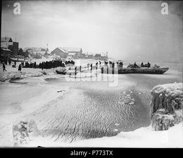 . Inglese: Caricamento di merci e passeggeri su lightering scow dalla spiaggia durante l'inverno, Nome, Alaska, ca. 1900. Inglese: soggetti (LCTGM): Scows--Alaska--Nome; Spedizioni -- Alaska--Nome; ghiaccio--Alaska--Nome; spiagge -- Alaska--Nome soggetti (LCSH): alleggio--Alaska--Nome . circa 1900 7 di carico di merci e passeggeri su lightering scow dalla spiaggia durante l'inverno, Nome, Alaska, ca 1900 (HEGG 47) Foto Stock