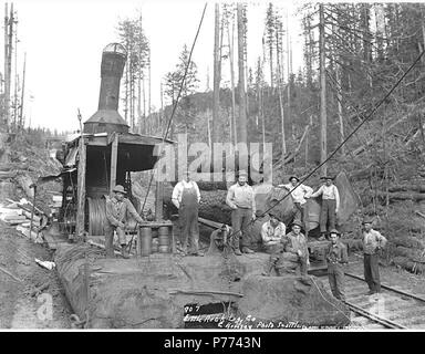 . Inglese: Registrazione equipaggio e motore di asino, Little Rock Logging Company, ca. 1915 . Inglese: didascalia sull'immagine: Little Rock Log Co. C. Kinsey foto, Seattle. 907 PH Coll 516.1771 Il Little Rock Logging Company è stata in business ca. 1910 a ca. 1920. Diciannove miglia a sud-ovest di Olympia nel sud-ovest della contea di Thurston, la città prende il nome da un sig. Shumach, un residente locale, per una pietra che egli ha detto è stato modellato dalla natura per un perfetto fissaggio del cavallo di pietra. La pietra ancora appoggia lungo il piccolo Rock-Rochester strada appena a sud della città. Il nome proposto per la città era 'Viora', che è stato composto Foto Stock