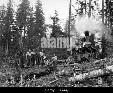 . Inglese: Registrazione equipaggio e motore di asino, Wynooche Timber Company, vicino Montesano, ca. 1921 . Inglese: didascalia sull'immagine: Wynoche Log. Co., Montesano, Wn. C. Kinsey foto, Seattle. No. 61 PH Coll 516.5158 Il Wynooche Timber Company ha iniziato le operazioni di ca. 1913 con sede a Hoquiam e operazioni di registrazione in Montesano. È stato chiamato con il nome di Valle Wynooche nella zona nord-est di Grays Harbor County. Wynooche Timber Company è stato comprato dalla Schafer Fratelli Logging Company ca. 1927. Montesano, la sede della contea di Grays Harbor County, è otto miglia a est di Aberdeen sul fiume Chehalis vicino alla bocca del Foto Stock