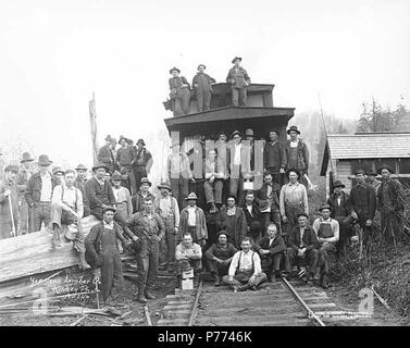 . Inglese: Registrazione equipaggio con il caboose, Yeoman legname Azienda, Pe Ell, ca. 1920 . Inglese: didascalia sull'immagine: Yoemans Lumber co. Kinsey foto n. 240 PH Coll 516.5261 Antedating la ferrovia, Pe Ell era stata risolta a volte prima del 1890 come una piccola azienda agricola comunitaria, ma la tranquilla vita agricola fu di breve durata. Nel 1892 è venuto il Pacifico settentrionale linea ferroviaria a sud letto, e con essa, nel 1894, la Yeoman legname Azienda mill, prima della stringa di grandi mulini tra Chehalis e South Bend. Situato in una zona agricola e a metà strada sulla linea, Pe Ell prosperò come centro commerciale per la registrazione Foto Stock