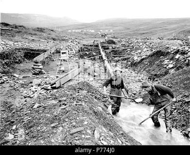 . Inglese: Mining rivendicazione al Rock Creek, Alaska, ca. 1901. Inglese: Probabilmente Rock Creek si trova a 7 miglia a nord-ovest di nome sulla penisola di Seward. Mostra due uomini che lavorano con sluicing operazione . Didascalia sulla immagine: "n. 1 Un Rock Creek." Immagine originale in Hegg Album 27, pagina 42 . Fotografia originale da Eric A. Hegg 1767; copiati da Webster e Stevens 74.Un Nome Gold Rush. Soggetti (LCTGM): Gold Miner--Alaska--Rock Creek; miniere d'oro--Alaska--Rock Creek; Mining rivendicazioni--Alaska--Rock Creek; chiuse--Alaska--Rock Creek soggetti (LCSH): Alaska--oro scoperte . circa 1901 9 Mining rivendicazione al Rock Creek Foto Stock