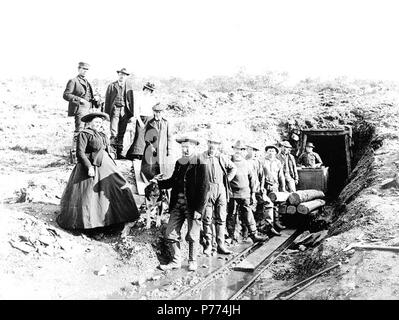 . Inglese: minatori il No. 7 bench rivendicazione, incudine Creek, Alaska, ca. 1900. Inglese: mostra gli uomini e le donne in piedi nella parte anteriore del mio albero con vettura tranviaria . Didascalia sulla immagine: "Sedile a panchina n. 7 incudine" Immagine originale in Hegg Album 28, pagina 8 . Nome Gold Rush. Soggetti (LCTGM): Gold Miner--Alaska--incudine Creek; miniere d'oro--Alaska--incudine Creek; Mining rivendicazioni--Alaska--incudine Creek; mio alberi--Alaska--incudine Creek; donne--Alaska--incudine Creek soggetti (LCSH): Miniera haulage--Alaska--incudine Creek; Alaska--oro scoperte . circa 1900 9 minatori il n. 7 banco rivendicazione, incudine Creek, Alaska, ca 1900 (HEGG Foto Stock