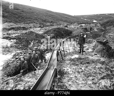 . Inglese: Mining rivendicazione n. 2 a Snow Gulch, Alaska, ca. 1901. Inglese: Probabilmente Gulch neve situato a 6 miglia a nord di nome sulla penisola di Seward. Mostra minatori con sluicing il funzionamento. L'uomo a destra, in piedi di fronte e da lui stesso è Johan Olsen Sjolseth (1867 - 1938) da Oksendal in Norvegia. Dopo dieci anni in Alaska, entrò in affari di legname in Hoquiam, e poi è diventato un agricoltore su isola di abete. (Nota da Jan O. Kolmann Johnsen. 07/2009) didascalia sulla immagine: "n. 2 Snow Gulch" Immagine originale in Hegg Album 28, pagina 37 . Fotografia originale da Eric A. Hegg 1821; copiati da Webster e St Foto Stock