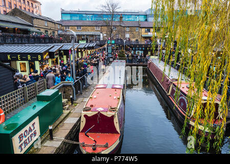 London, England Regno Unito - Dicembre 31, 2017: nave ormeggiata in Regent's Canal con la gente in giro per il mercato di Camden Lock in London, England, Regno Kin Foto Stock