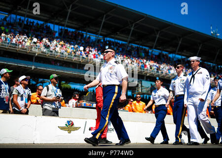 Parata militare davanti al 2018 Indy 500 gara. Credito: Shivraj Gohil / Spacesuit Media. Foto Stock