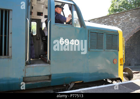 03 luglio 2018 - Carrog stazione ferroviaria,Galles, UK. con una classe 37 locomotiva gruppo (C37LG) inglese di tipo elettrico 3. Motore V12 di 1700 cv. Foto Stock