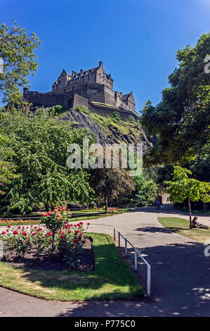 Il Castello di Edimburgo visto da ovest di Princes Street Gardens a Edimburgo in Scozia UK Foto Stock