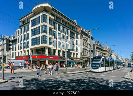 Edinburgh il tram passa giunzione di Princes Street e il castello di Street nella città di Edimburgo in Scozia UK Foto Stock