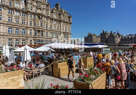 Festival Village sulla sommità del Waverley Mall con cafe cultura mangiare e bere nella città di Edimburgo in Scozia UK Foto Stock