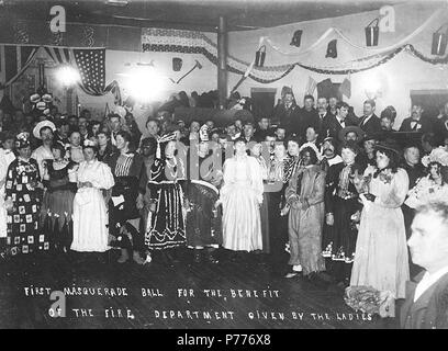 . Inglese: Primo ballo a beneficio del reparto antincendio dato dal signore di Dawson, Yukon Territory, Ottobre 23, 1898. Inglese: didascalia sulla immagine: "Primo ballo a beneficio del reparto antincendio dato dal signore di Dawson. 23 ottobre '98 . Klondike Gold Rush. Soggetti (LCTGM): la maschera--Yukon--Dawson; sfere (Parti)--Yukon--Dawson; donne--Yukon--Dawson . 1898 5 Primo ballo a beneficio del reparto antincendio dato dal signore di Dawson, Yukon Territory, Ottobre 23, 1898 (HEGG 27) Foto Stock