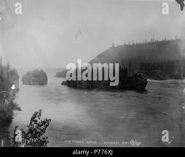 . Inglese: Cinque Dita rapide sul fiume di Yukon, Yukon Territory, ca. 1898 . Inglese: Hegg 723 PH Coll 557.16 soggetti (LCSH): Yukon River (Yukon e Alaska); Rapids--fiume di Yukon (Yukon e Alaska) . 1898 5 Cinque Dita rapide sul fiume di Yukon, Yukon Territory, ca 1898 (HEGG 815) Foto Stock