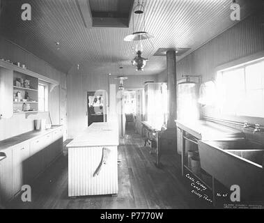 . Inglese: cucina interno, Coats-Fordney camp n. 1, ca. 1917 . Inglese: didascalia sull'immagine: cappotti, Fordney Camp 1. Kinsey foto. No. 25 PH Coll 516.605 Il legname Coats-Fordney Company ha cominciato fuori come l'A.F. Cappotti legname Azienda nel 1905, con sede a Aberdeen. Divenne Coats-Fordney legname Azienda nel 1910, e dal 1924, fu chiamato Donovan-Corkery legname Azienda. Soggetti (LCTGM): cucine--Washington (stato); Lumber camps--Washington (stato); industria del legname--Washington (stato); Coats-Fordney legname Azienda--strutture--Washington (stato); Coats-Fordney legname Azienda--Equipmen Foto Stock