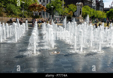 Decine di fontane ad acqua offrono intrattenimento e divertimento in Piccadilly Gardens, Manchester, Regno Unito Foto Stock