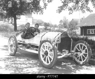 Inglese: Herman C. Terrien di Tacoma si siede dietro al volante della sua piccola Regal lungo con il suo 'mechanician' Oscar Soderberg come il duo si prepara per la loro entrata in InterCity 100 chilometri di gara in programma per il mese di luglio 3, 1914 a Tacoma Speedway. La vettura, soprannominato il "Pacifico speciale auto", è stata alterata al Pacific Automobile Co., quindi il suo nome. Come con le auto da corsa del tempo, i pneumatici e il volante sembra eccezionalmente grandi. Il 'Pacific Car Special' è stato uno dei dodici vetture iscritte nella prima gara del 1914 Montamara Festo che era limitata alle auto da nord-ovest del Pacifico. L'InterCity ra Foto Stock