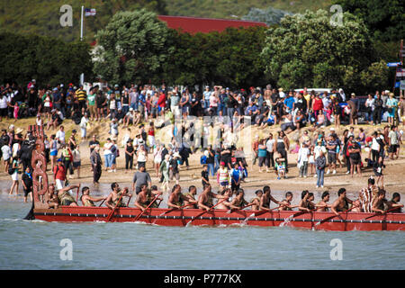 Guerrieri Maori paddle Waka taua (guerra canoe) a Waitangi Day celebrazioni a Waitangi, Nuova Zelanda Foto Stock