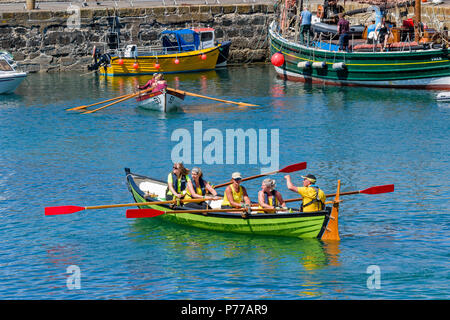 Dinnet FESTIVAL ABERDEENSHIRE SCOZIA LE REGATE DI BARCHE E EQUIPAGGIO DEL NUMERO 50 E 53 IN ATTESA IN PORTO Foto Stock