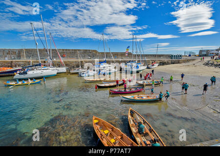 Dinnet FESTIVAL ABERDEENSHIRE SCOZIA LE REGATE equipaggi preparazione barche sulla spiaggia vicino al porto Foto Stock