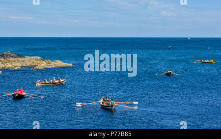 Dinnet FESTIVAL ABERDEENSHIRE SCOZIA LE REGATE cinque barche AL DI FUORI DEL PORTO Foto Stock