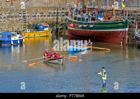 Dinnet FESTIVAL ABERDEENSHIRE SCOZIA BARCA Porto di gare di scena con barche e ARBITRO IN ACQUA Foto Stock