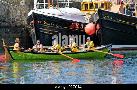 Dinnet FESTIVAL ABERDEENSHIRE SCOZIA LE REGATE A PORTSOY barca 53 vicino a due pescherecci nel porto Foto Stock