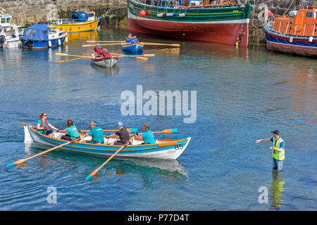 Dinnet FESTIVAL ABERDEENSHIRE SCOZIA LE REGATE arbitro nell'acqua dirigere le barche da regata Foto Stock