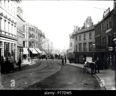 Inglese: King Street, Reading, guardando ad est verso Kings Road, c. 1880. Sulla sinistra, n. 4 e 5 (e John Charles Simonds e società, banchieri); n. 1 e 2 (Edward Margrett, ironmonger); n. 1 Kings Road (Edward Jackson, outfitter). Sulla destra, n. 2 Kings Road (William Pastore, alimentari e vino e spirito merchant); n. 24 King Street (Robert Dowling, farmacia); n. 23 (James D. George, la pasticceria); n. 21 e 22 (J. Chesterton e Shaw (articoli da uomo); parte del n. 17 e 18 (Edwin P. Argento, gentlemen's outfitter). 1880-1889 : Fotografia a partire da un negativo di vetro da H. W. Taun Foto Stock